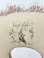بالش شیردهی Bunny رنگ نسکافه ای دانتل‌دار - تصویر 4
